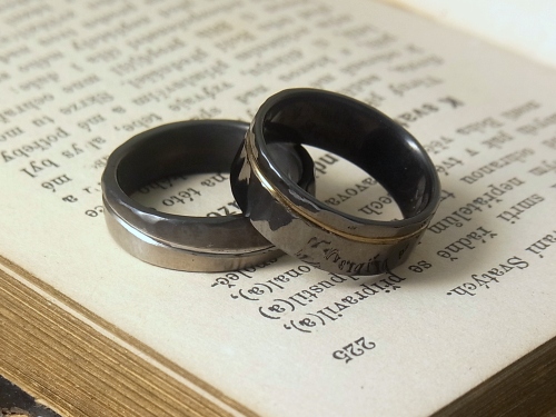 黒いチタン製結婚指輪