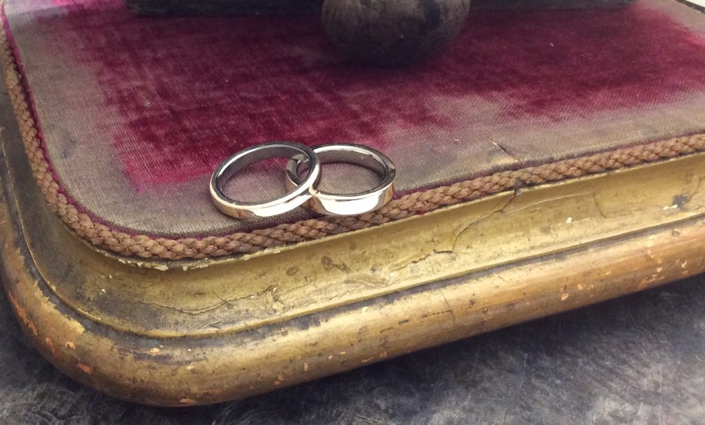 左タンタル 右チタンの結婚指輪